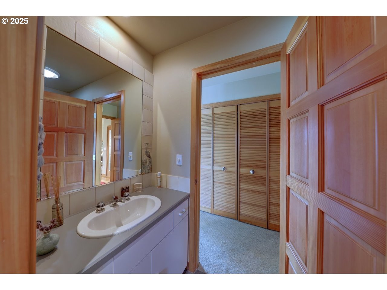 500 Farrell Court Seaside, OR 97138 - Photo 22 of 39 a bathroom with a sink and a mirror