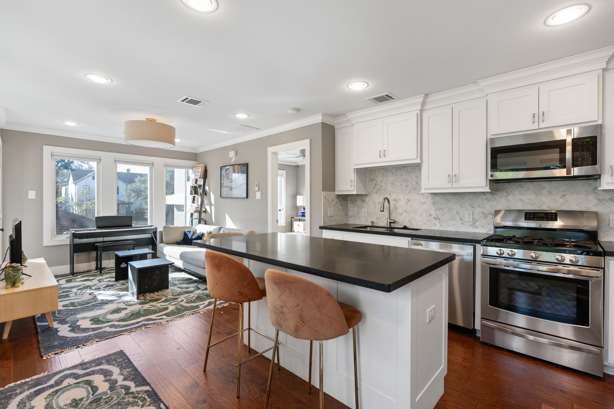 3914 Colquitt Street Houston, TX 77027 - Photo 20 of 36 The garage apartment offers a full kitchen with a spacious Island and stainless appliances making it perfect for guest quarters or longer term stays. The open layout creates an easy comfortable living setup separate from the main home .