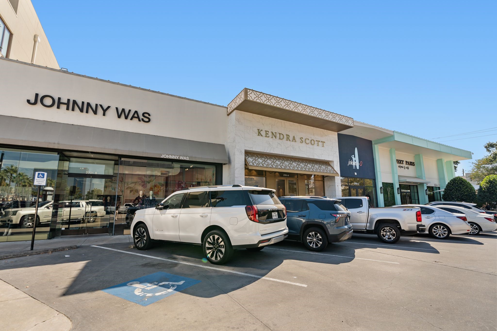 3914 Colquitt Street Houston, TX 77027 - Photo 34 of 36 The home is walking distance from Central Market and some of Houston’s best restaurants and shopping in Highland Village and River Oaks District! Walk to Sweet Creperie for a coffee or sweet treat!