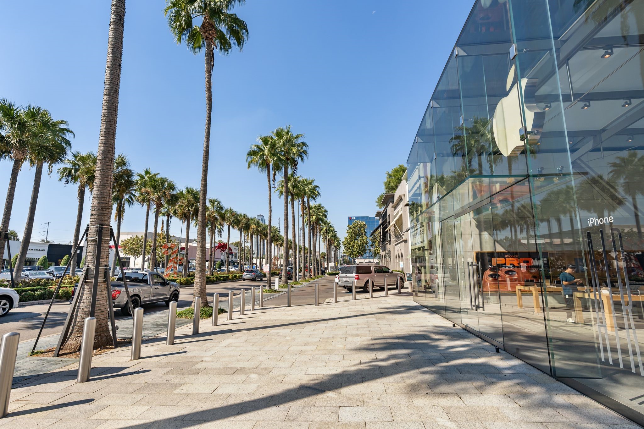 3914 Colquitt Street Houston, TX 77027 - Photo 35 of 36 Shopping abounds in Highland Village with an apple store, Restoration Hardware, upcoming new 3 story lululemon,