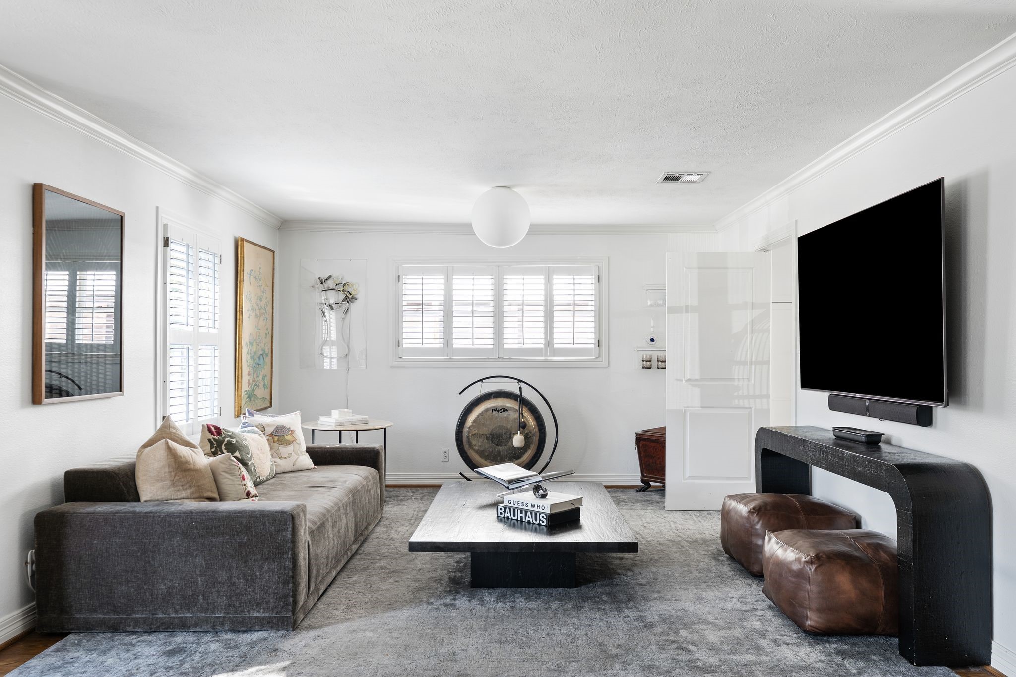 3914 Colquitt Street Houston, TX 77027 - Photo 4 of 36 Enjoy a generous living area that's ideal for everyday living. It features hardwood floors, crown molding and a neutral palette make it easy to style and feel right at home. The door swings open to easily access the kitchen.