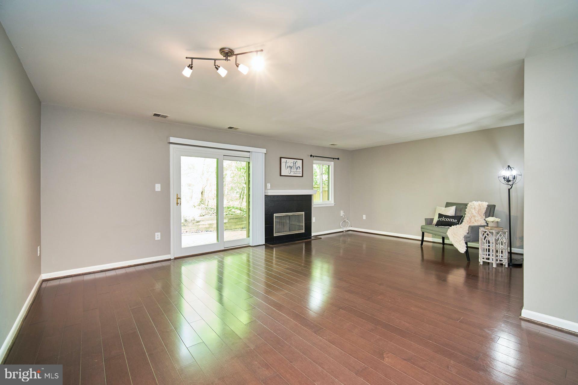 1944 Winterport Cluster Reston, VA 20191 - Photo 8 of 35 a view of a livingroom with wooden floor and a ceiling fan