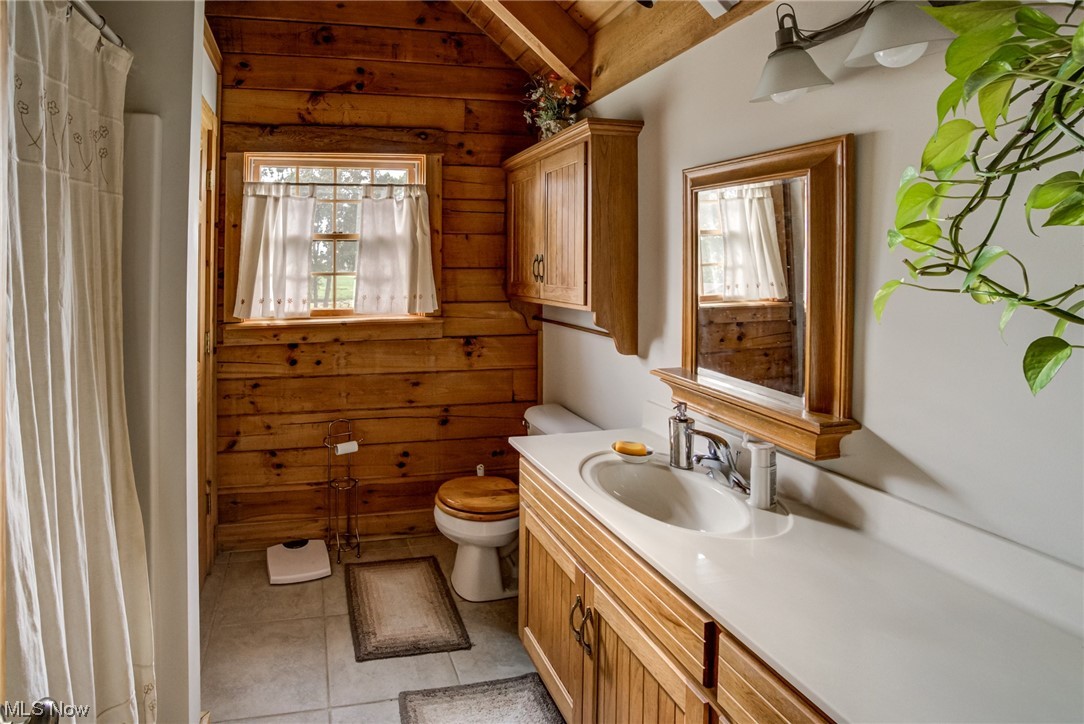 46069 Stewart Road Wellington, OH 44090 - Photo 23 of 29 Upstairs bathroom