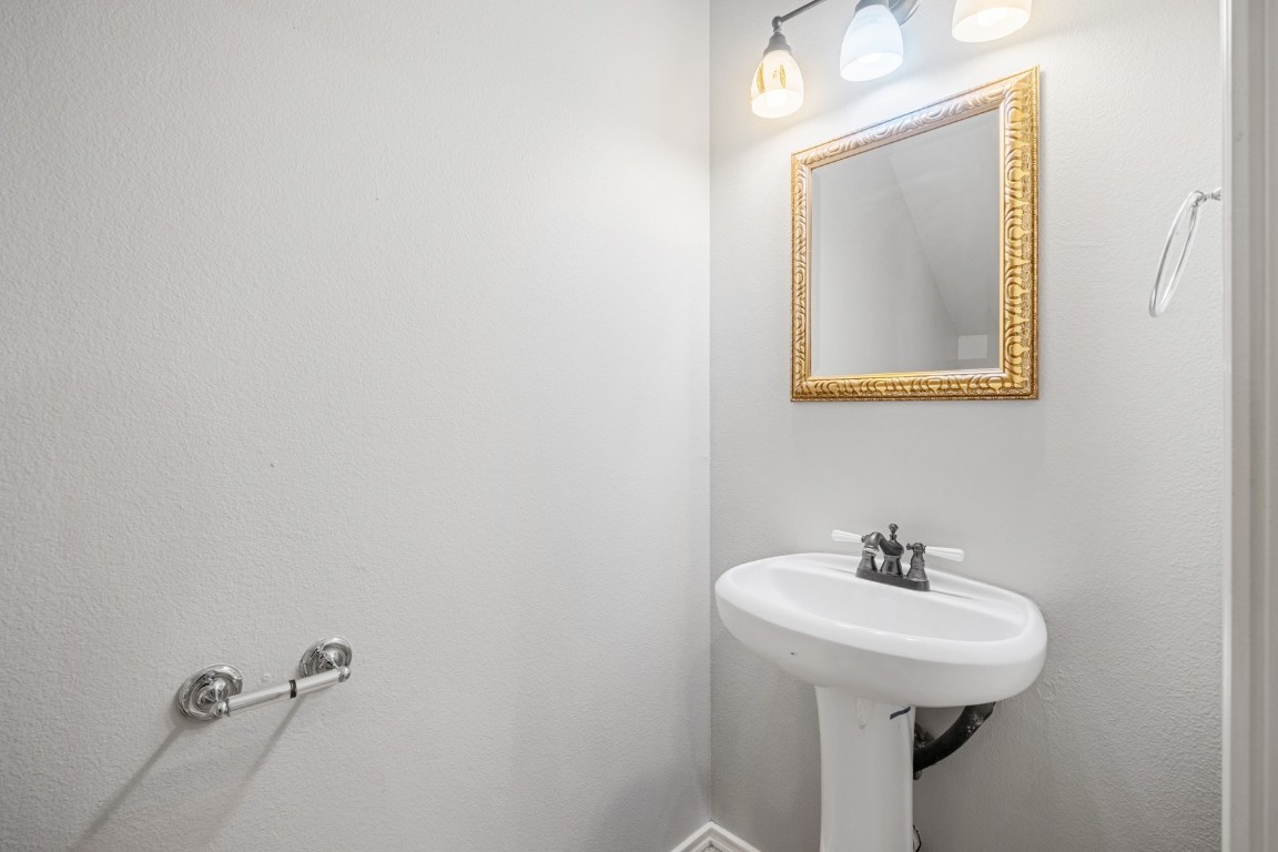 2906 Pearl Street, Unit C Austin, TX 78705 - Photo 11 of 25 View of bathroom