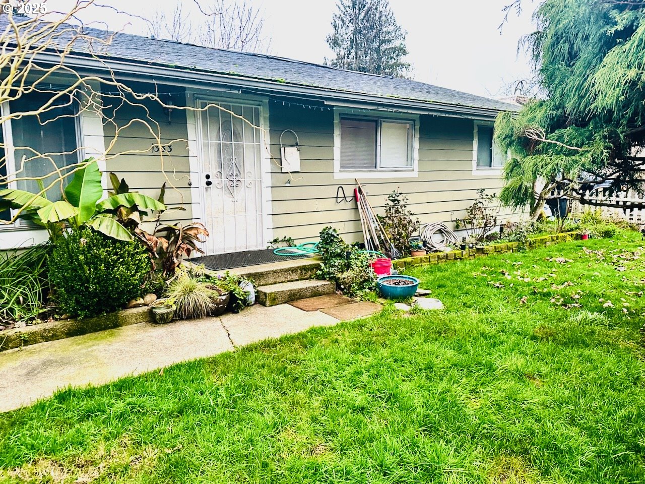 1333 Mill Street Springfield, OR 97477 - Photo 1 of 21 a front view of a house with a yard