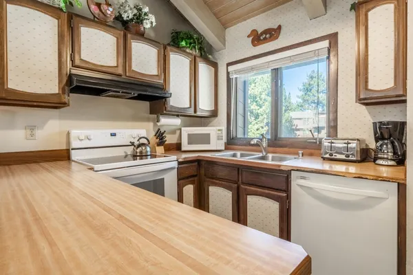 $655,000 | 2 Arrowhead Drive, Unit 14, Mammoth Lakes, CA 93546