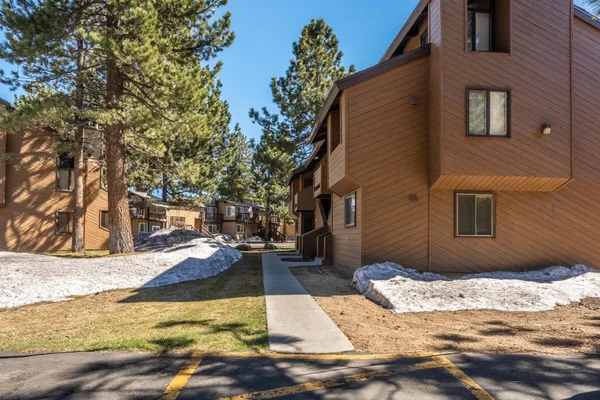 $655,000 | 2 Arrowhead Drive, Unit 14, Mammoth Lakes, CA 93546