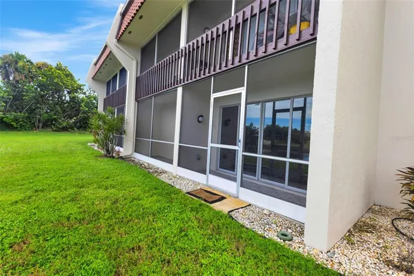 a view of an house with backyard and deck