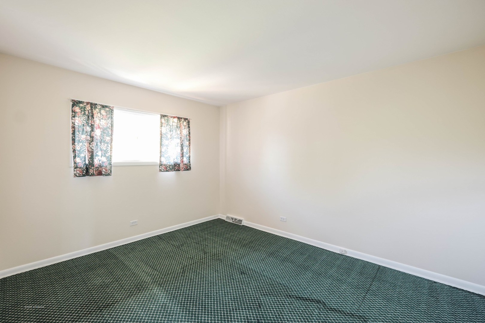 314 Skokie Road Wilmette, IL 60091 - Photo 6 of 14 an empty room with windows