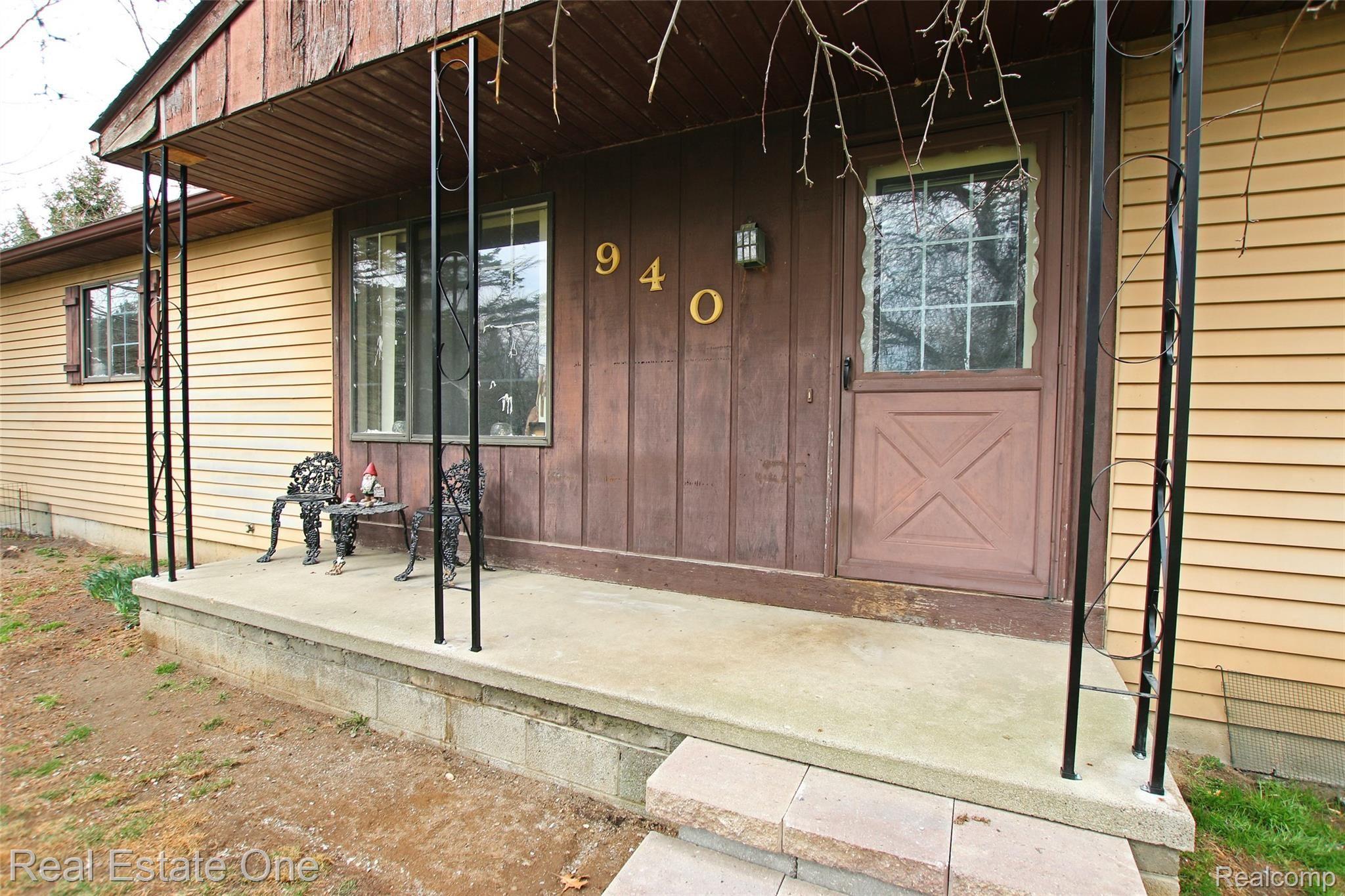 940 South Hurd Road Oxford, MI 48371 - Photo 4 of 57 4) Front.jpg