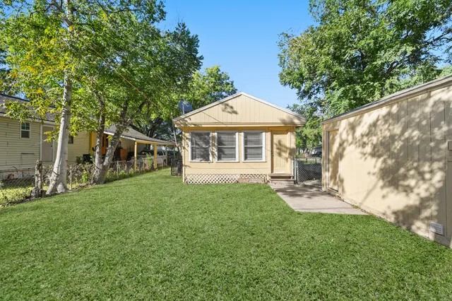a view of a house with backyard porch and garden
