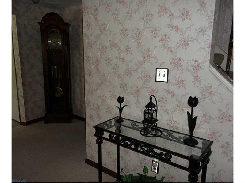 443 Manor Road Delmont, PA 15626 - Photo 3 of 25 Entry/Foyer.