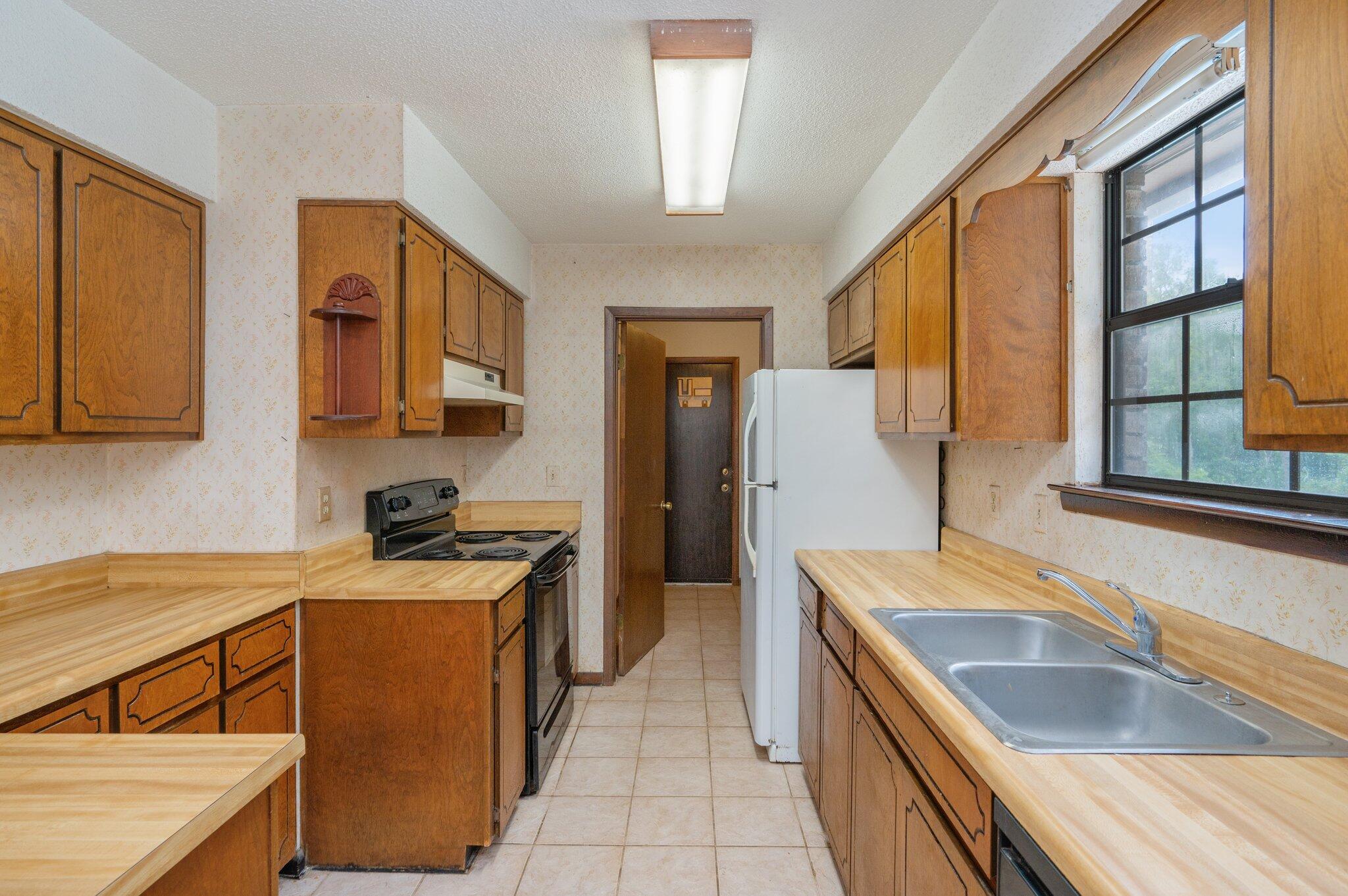6141 Bud Moulton Road Crestview, FL 32536 - Photo 13 of 34 a kitchen that has a sink and a stove