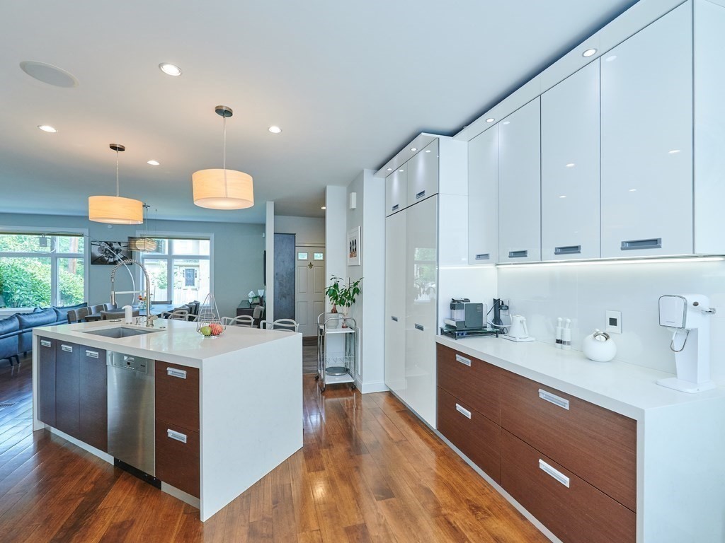 3 Tanglewood Road, Unit 3 Newton, MA 02459 - Photo 4 of 34 Gallery Image 4
