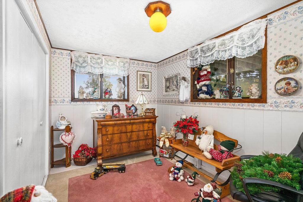 4346 Highway 61 Two Harbors, MN 55616 - Photo 53 of 65 Living area with wallpapered walls