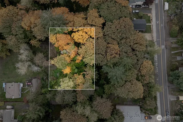 a view of a pathway in front of building