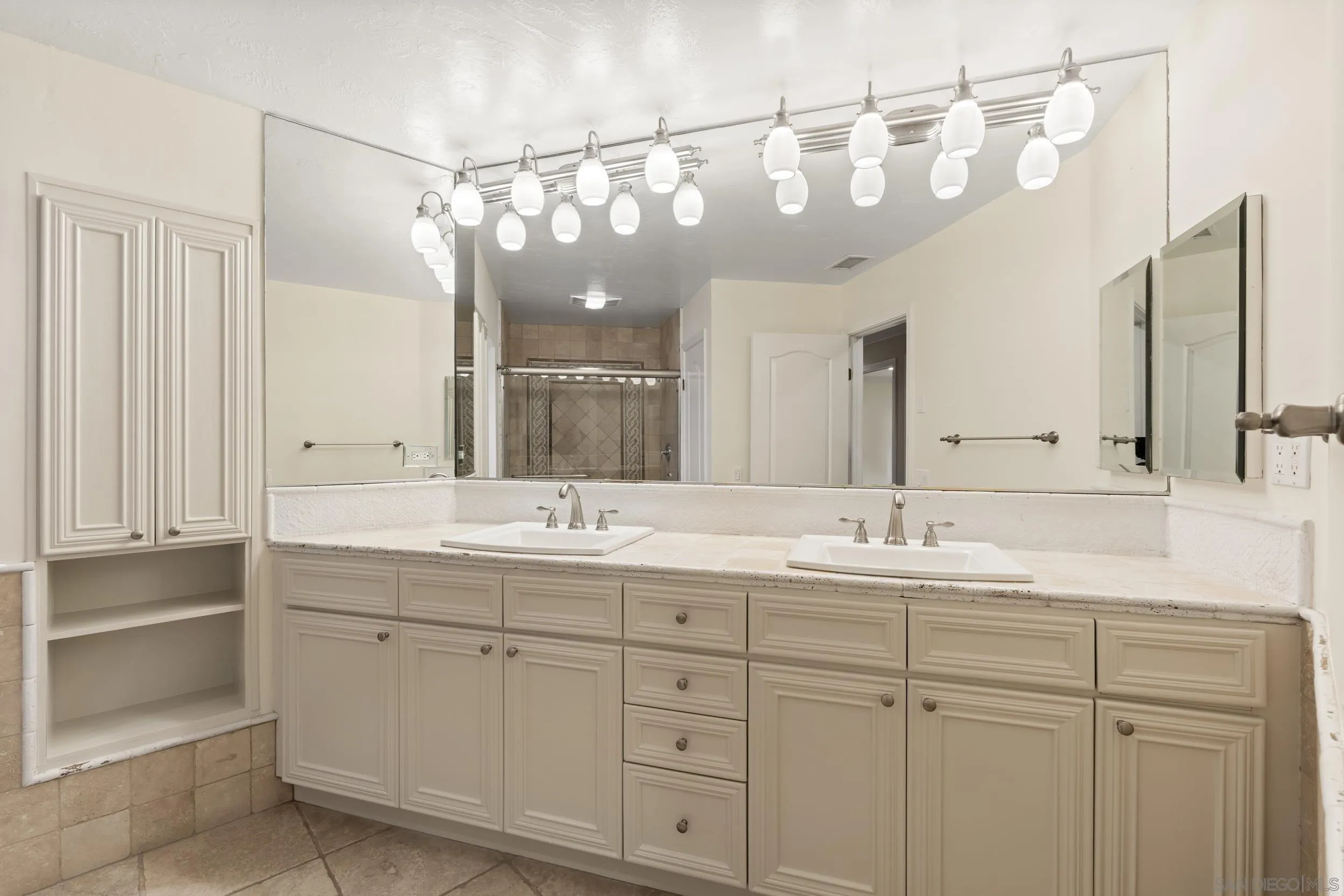 16551 Zumaque Street Rancho Santa Fe, CA 92067 - Photo 25 of 58 dual sinks...separate water closet