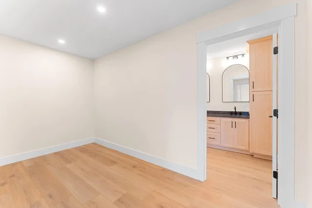 $750,000 | 26 Peggy Lane, Manchester, ME 04351