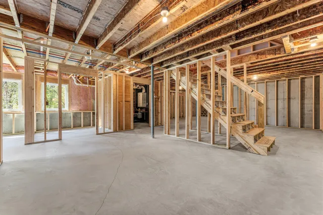 $750,000 | 26 Peggy Lane, Manchester, ME 04351