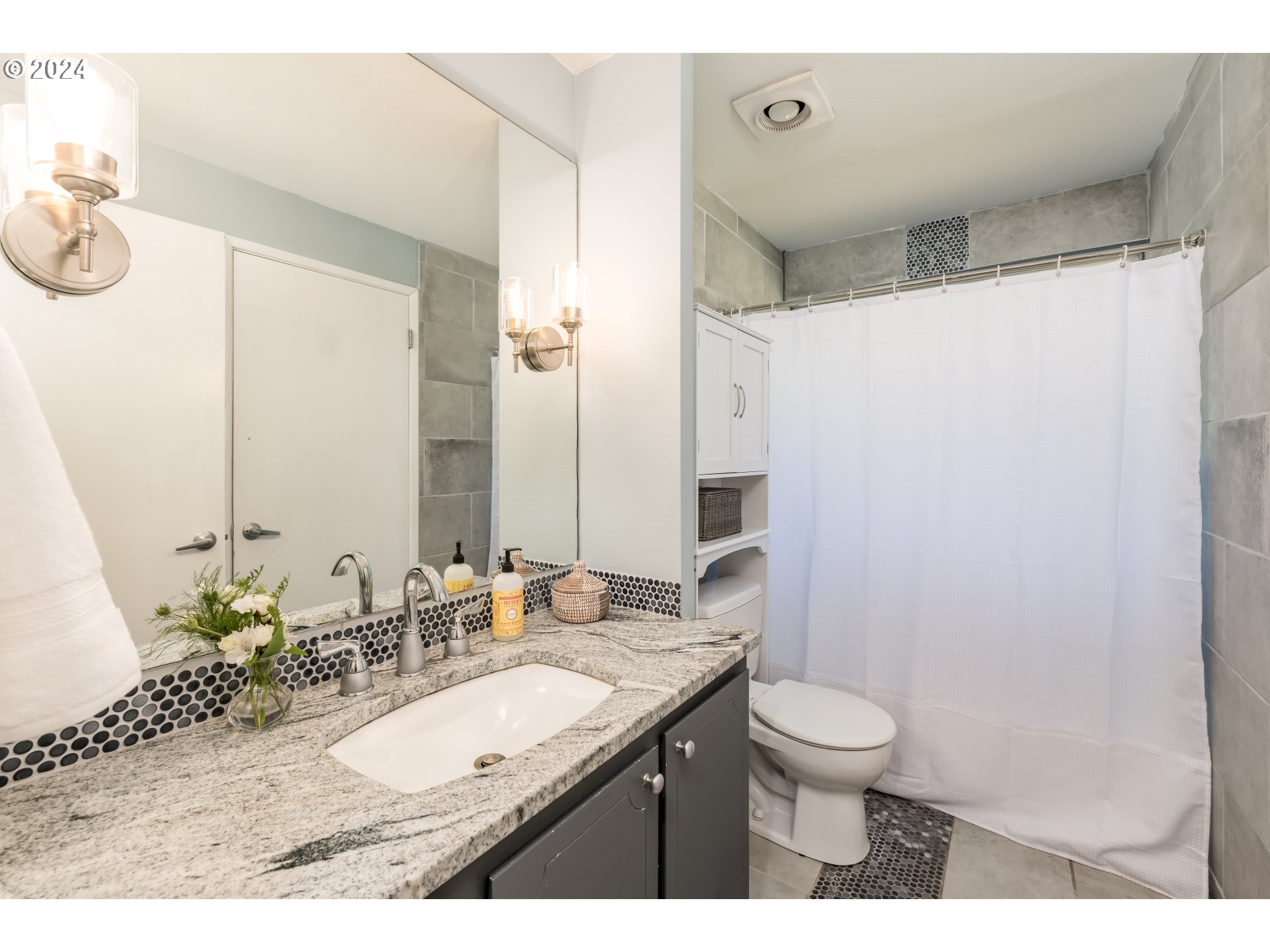 6035 Southwest Glenbrook Road Beaverton, OR 97007 - Photo 19 of 35 Bathroom