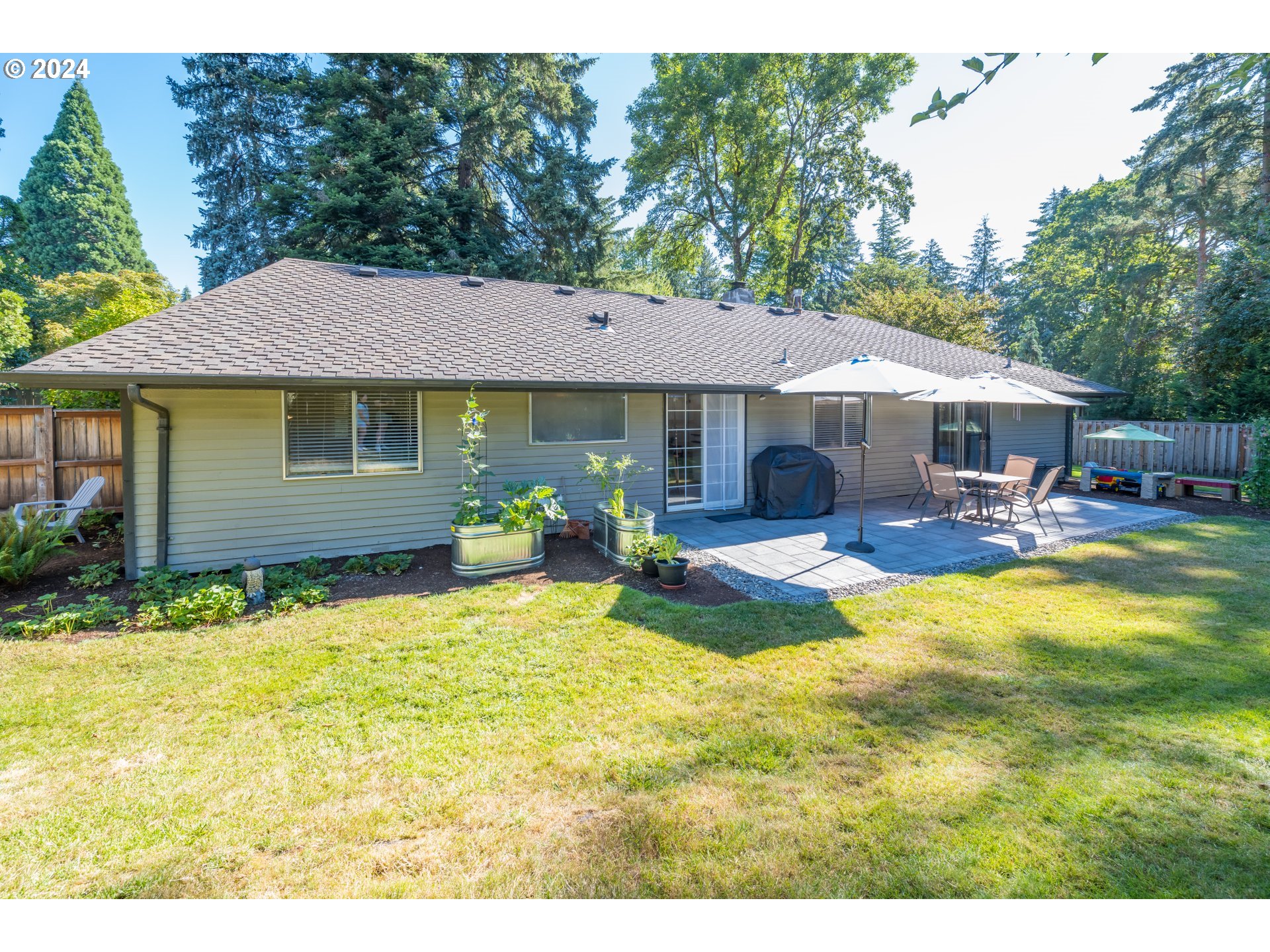 6035 Southwest Glenbrook Road Beaverton, OR 97007 - Photo 20 of 35 Backyard