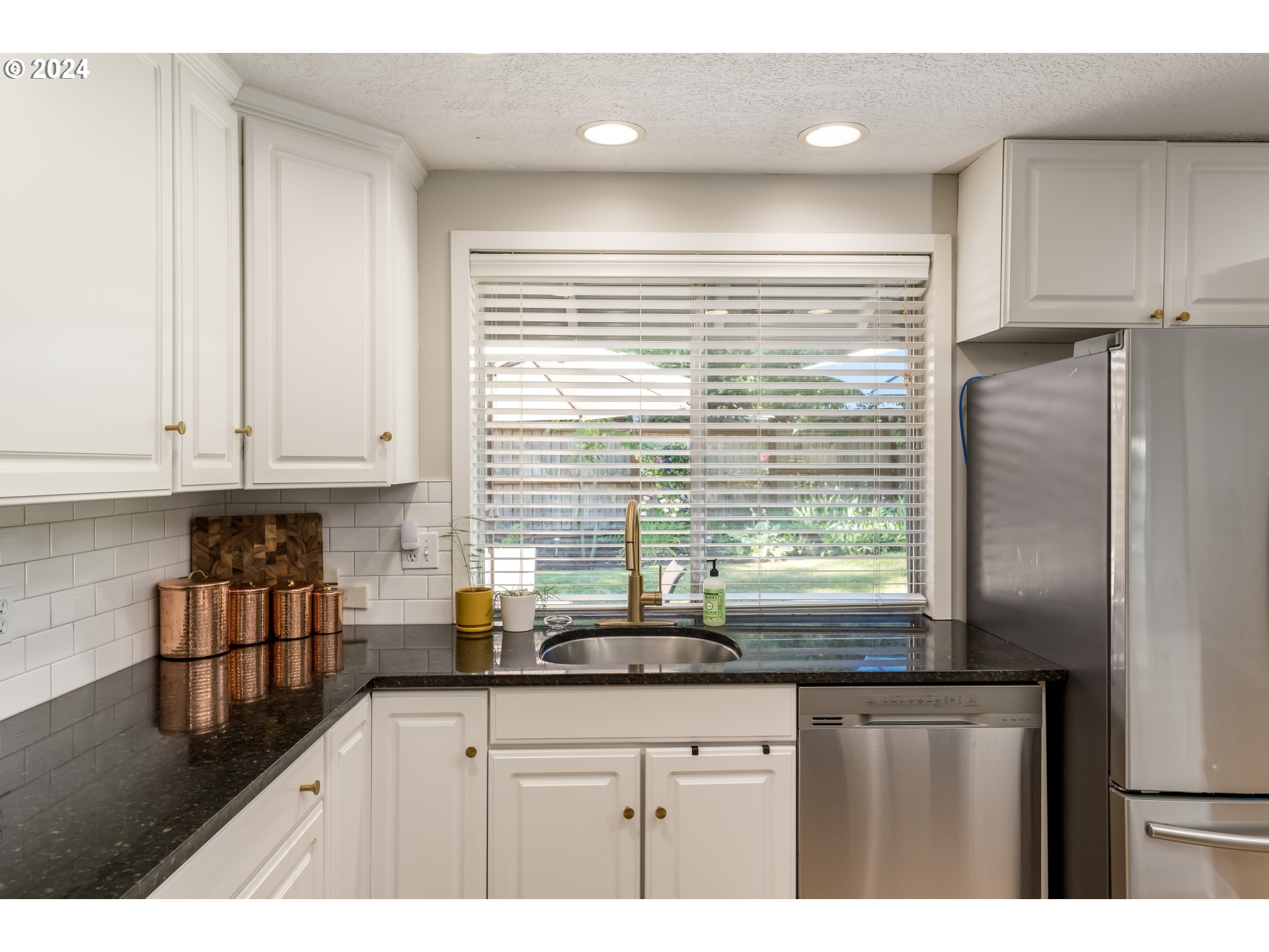 6035 Southwest Glenbrook Road Beaverton, OR 97007 - Photo 8 of 35 Kitchen