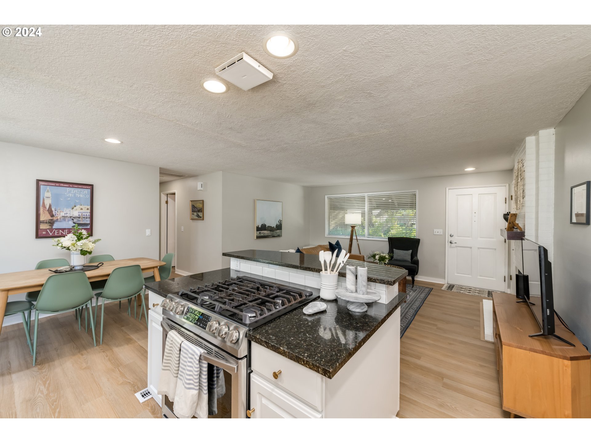 6035 Southwest Glenbrook Road Beaverton, OR 97007 - Photo 9 of 35 Kitchen