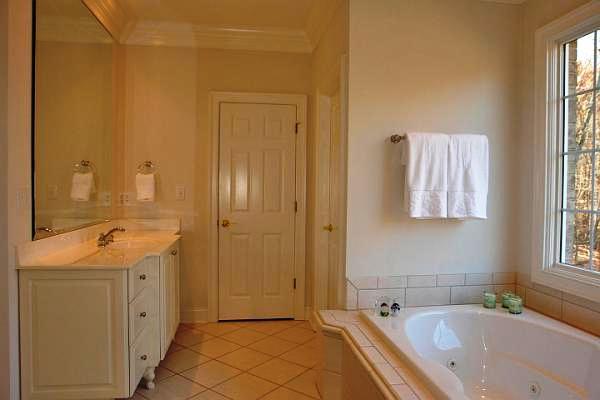 5444 Woodchuck Road Roanoke, VA 24018 - Photo 37 of 71 Master Bath
