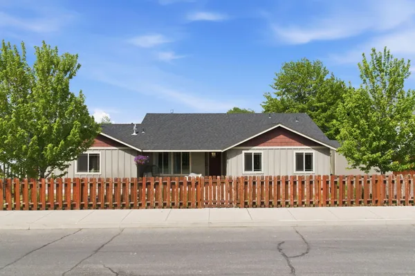 $509,900 | 2425 Northwest 7th Street, Redmond, OR 97756