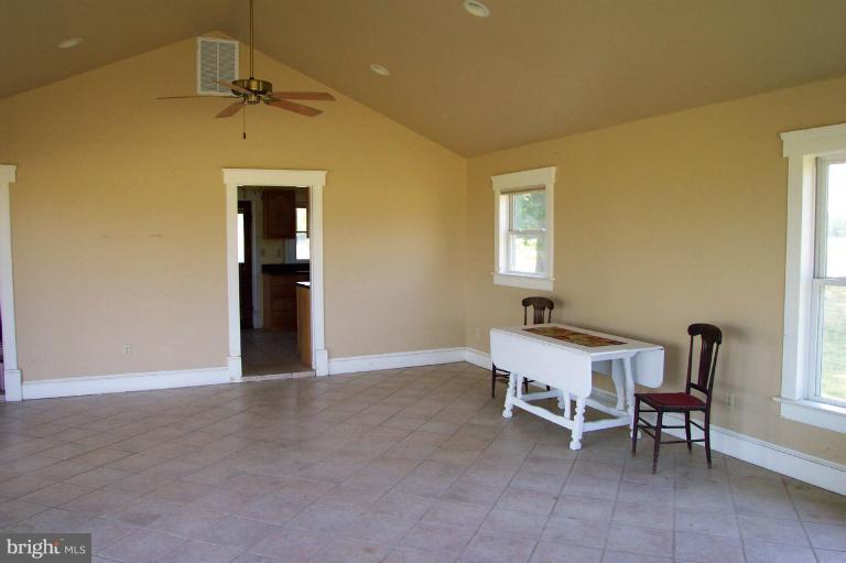748 Hills Point Road Cambridge, MD 21613 - Photo 25 of 30 Great room