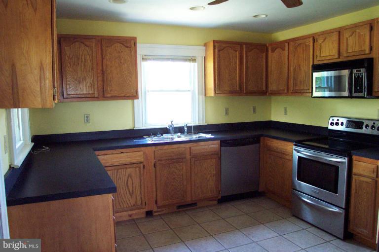 748 Hills Point Road Cambridge, MD 21613 - Photo 7 of 30 Kitchen with stainless appliances
