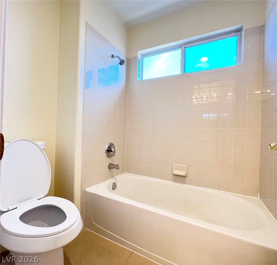 9891 Ridge Hill Avenue Las Vegas, NV 89147 - Photo 26 of 29 A well-maintained bathroom with a convenient tub and overhead window.