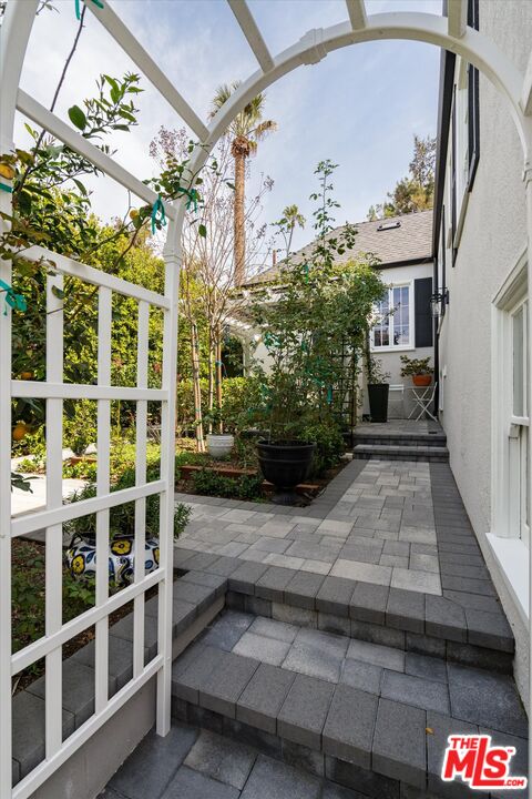 1735 Idlewood Road Glendale, CA 91202 - Photo 26 of 64