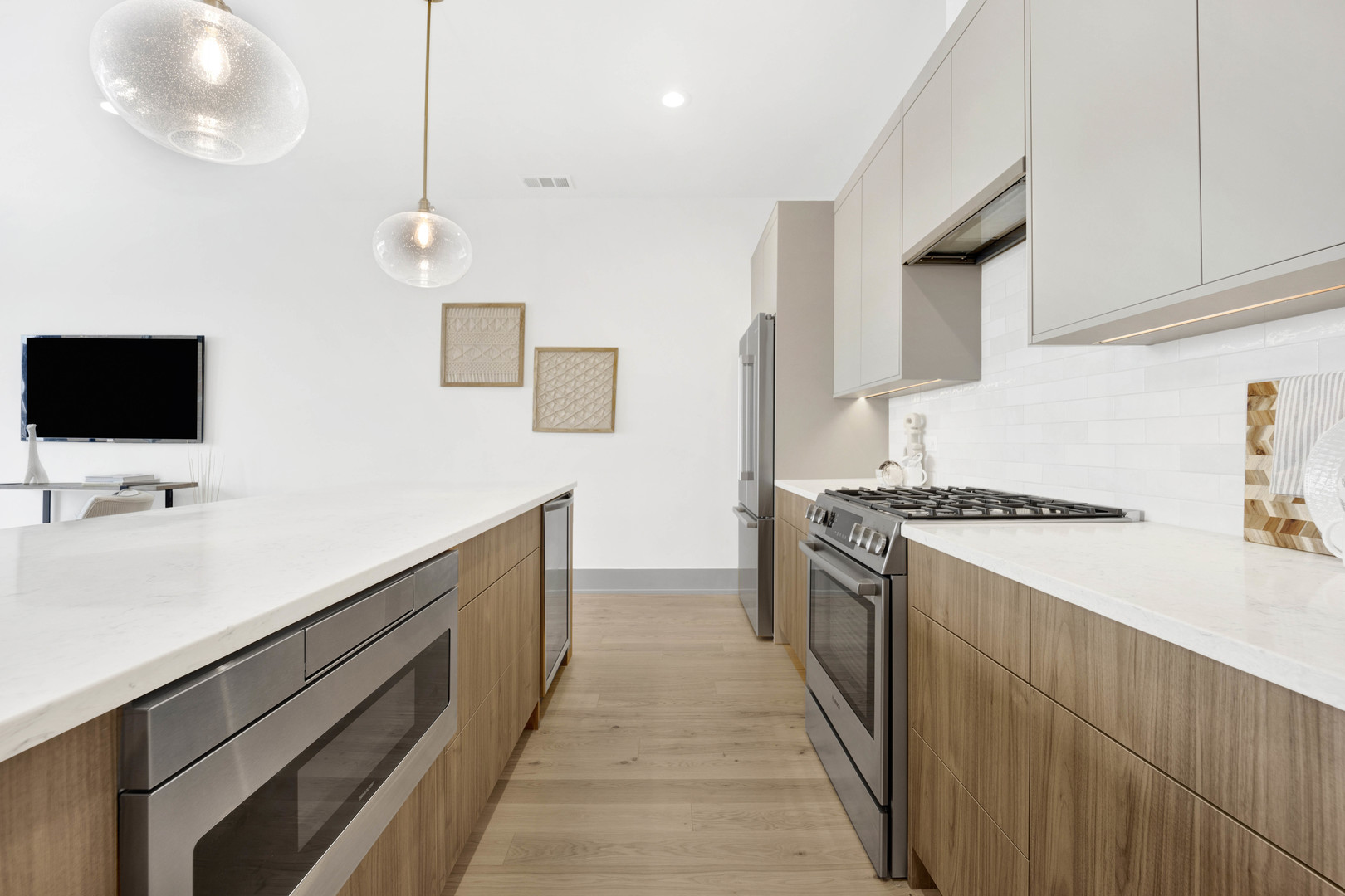 1548 West Ardmore Avenue, Unit 4C Chicago, IL 60660 - Photo 11 of 37 a kitchen with stainless steel appliances a sink stove and cabinets