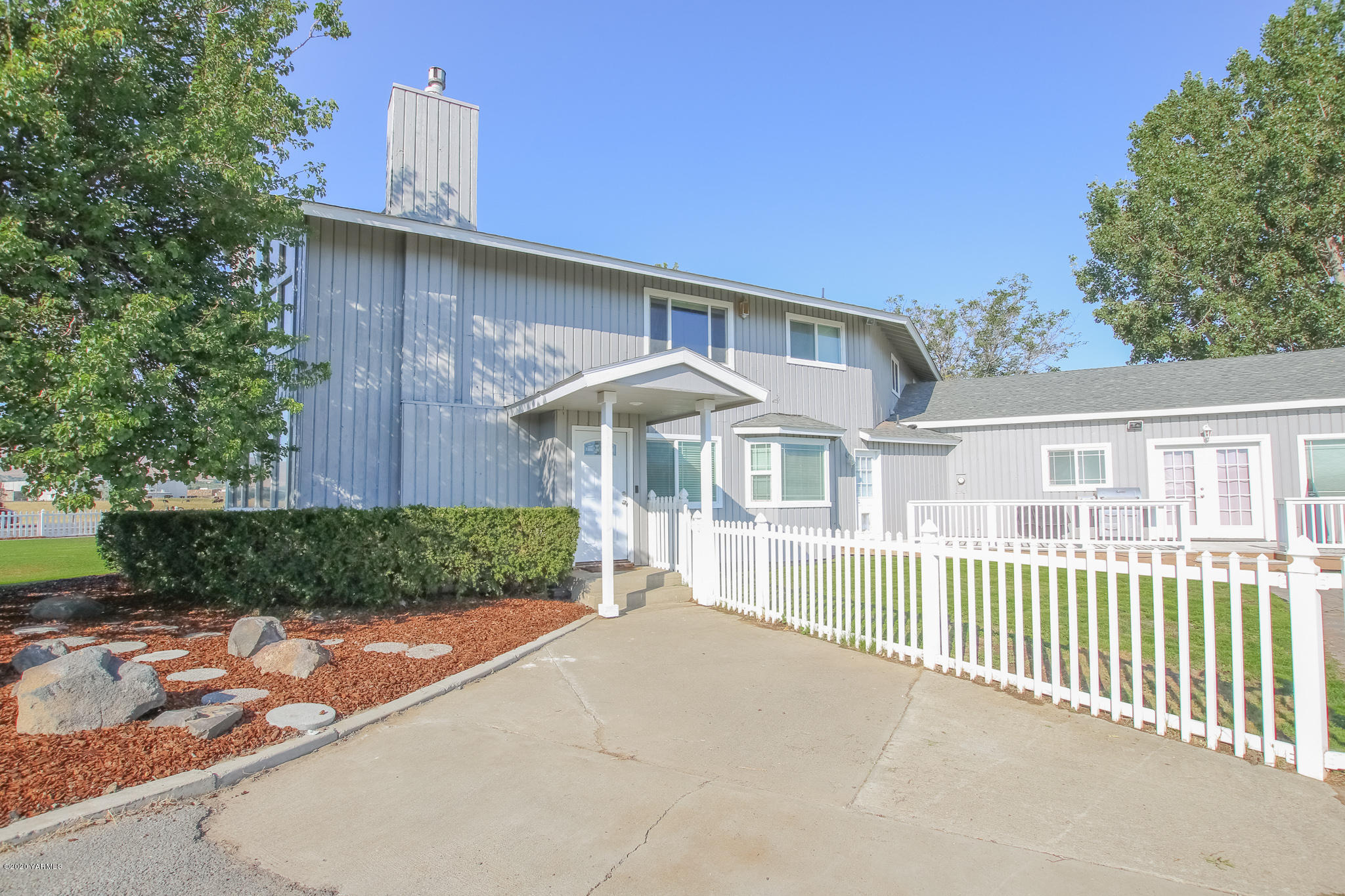 6608 Postma Road Yakima, WA 98901 - Photo 2 of 34 a front view of a house with a yard