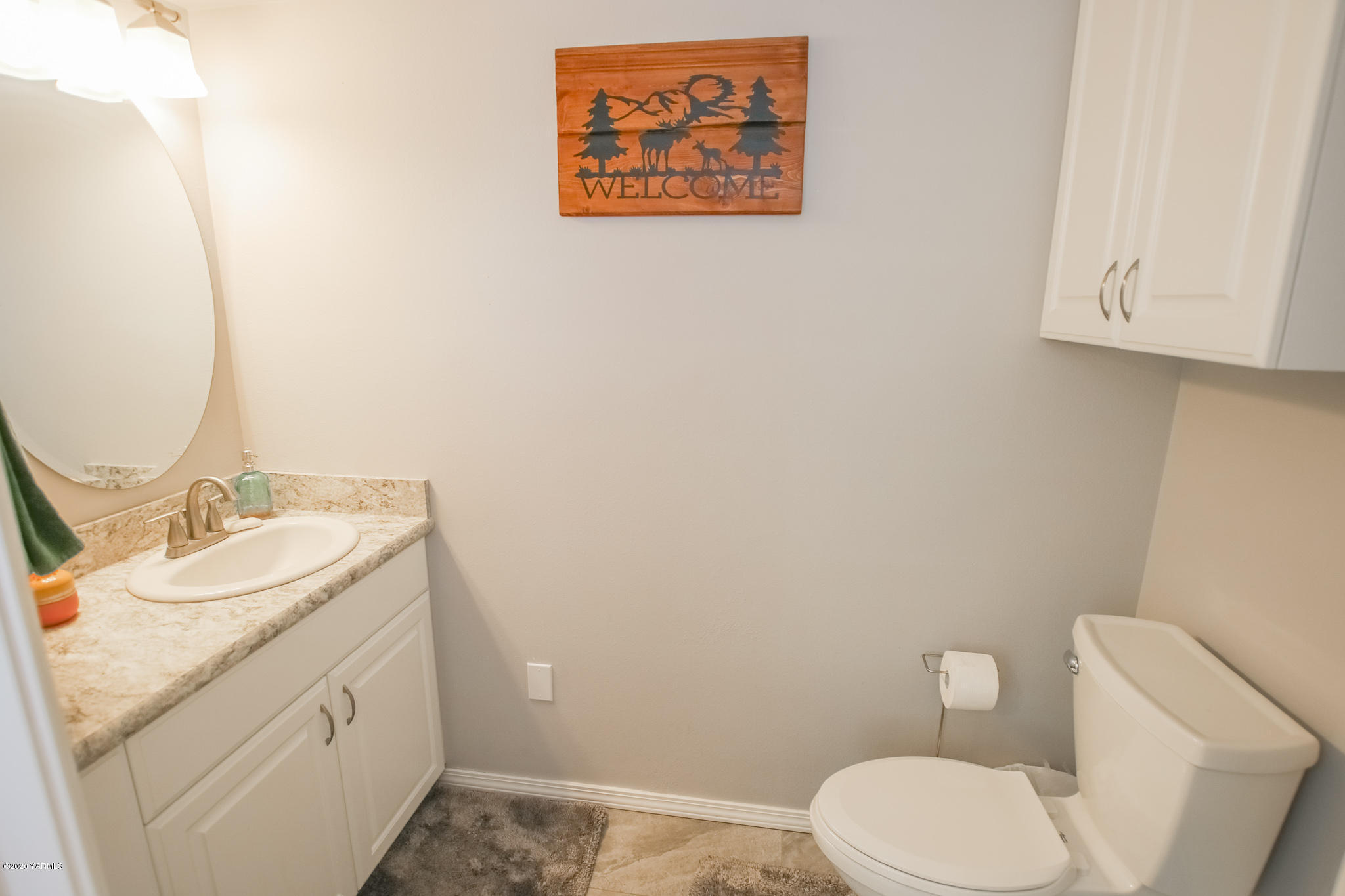6608 Postma Road Yakima, WA 98901 - Photo 12 of 34 a bathroom with a toilet sink and mirror