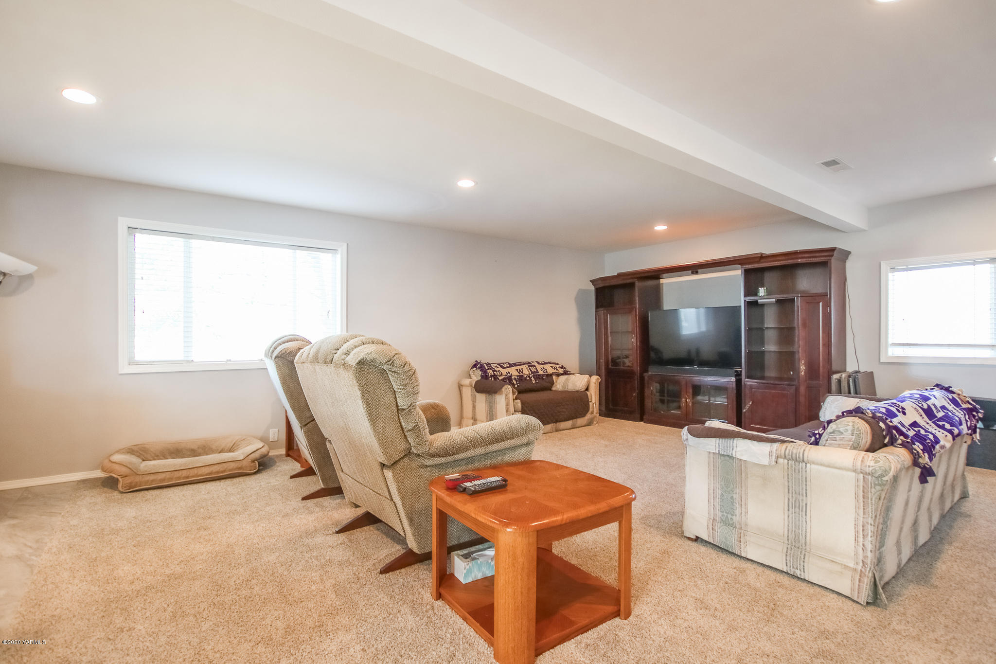 6608 Postma Road Yakima, WA 98901 - Photo 13 of 34 a living room with furniture a flat screen tv and a window