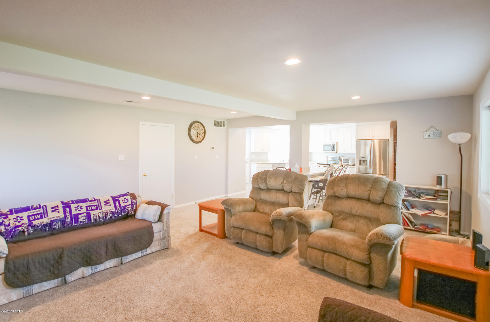 6608 Postma Road Yakima, WA 98901 - Photo 14 of 34 a living room with furniture