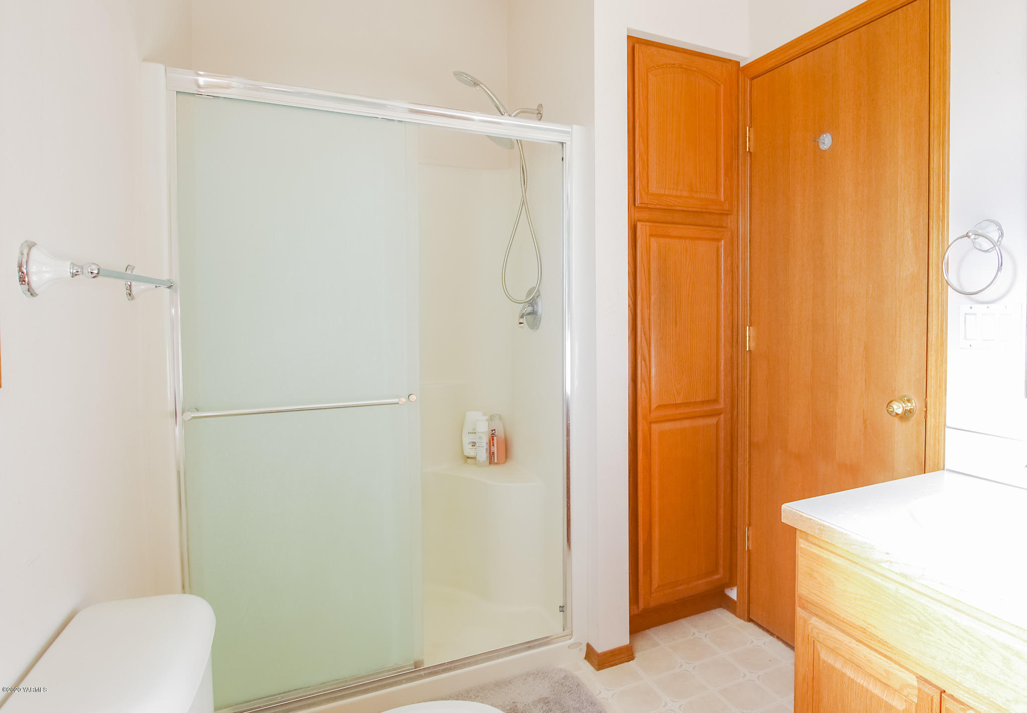 6608 Postma Road Yakima, WA 98901 - Photo 16 of 34 a bathroom with a shower and a sink