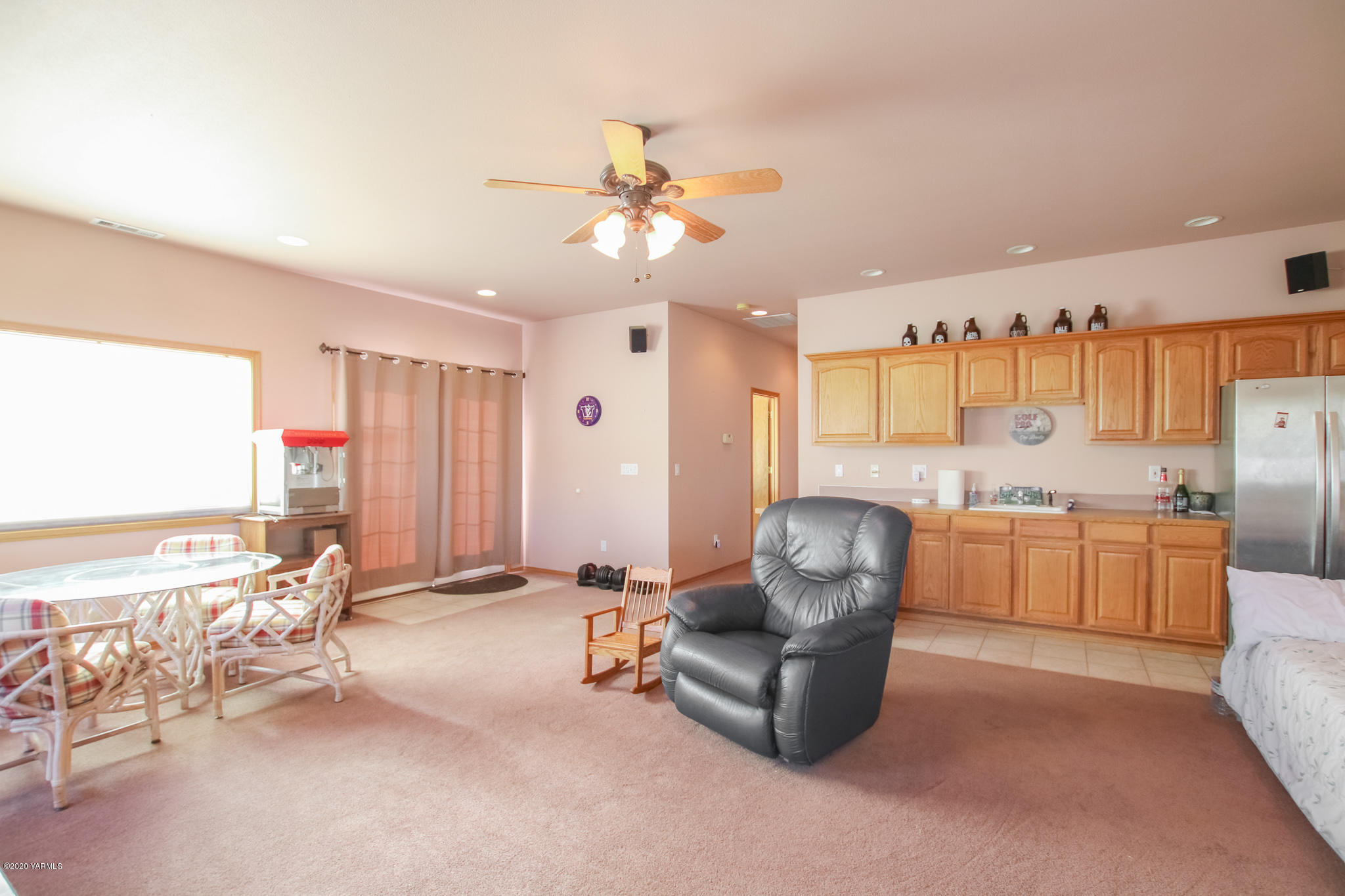 6608 Postma Road Yakima, WA 98901 - Photo 18 of 34 a living room with furniture window and a flat screen tv
