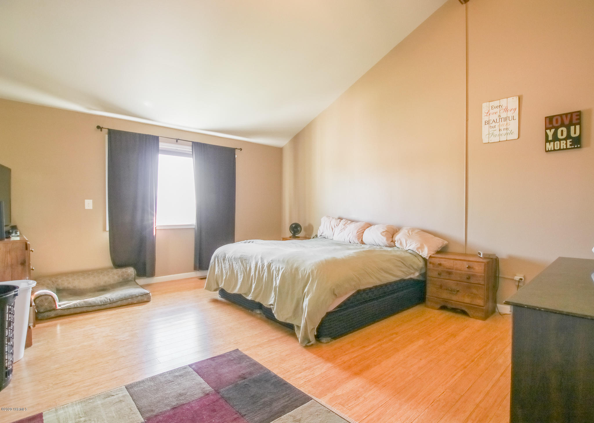 6608 Postma Road Yakima, WA 98901 - Photo 19 of 34 a bedroom with a bed and a couch