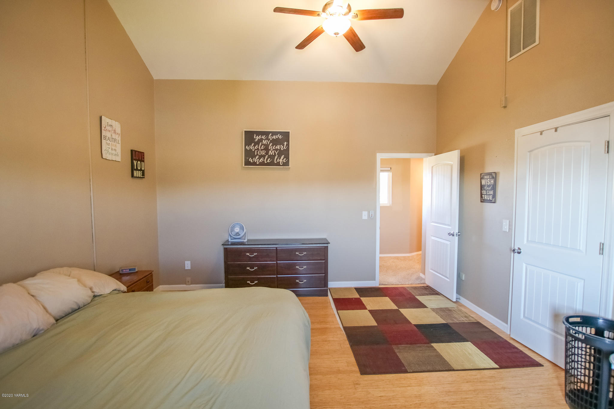 6608 Postma Road Yakima, WA 98901 - Photo 20 of 34 a bedroom with a bed and a dresser