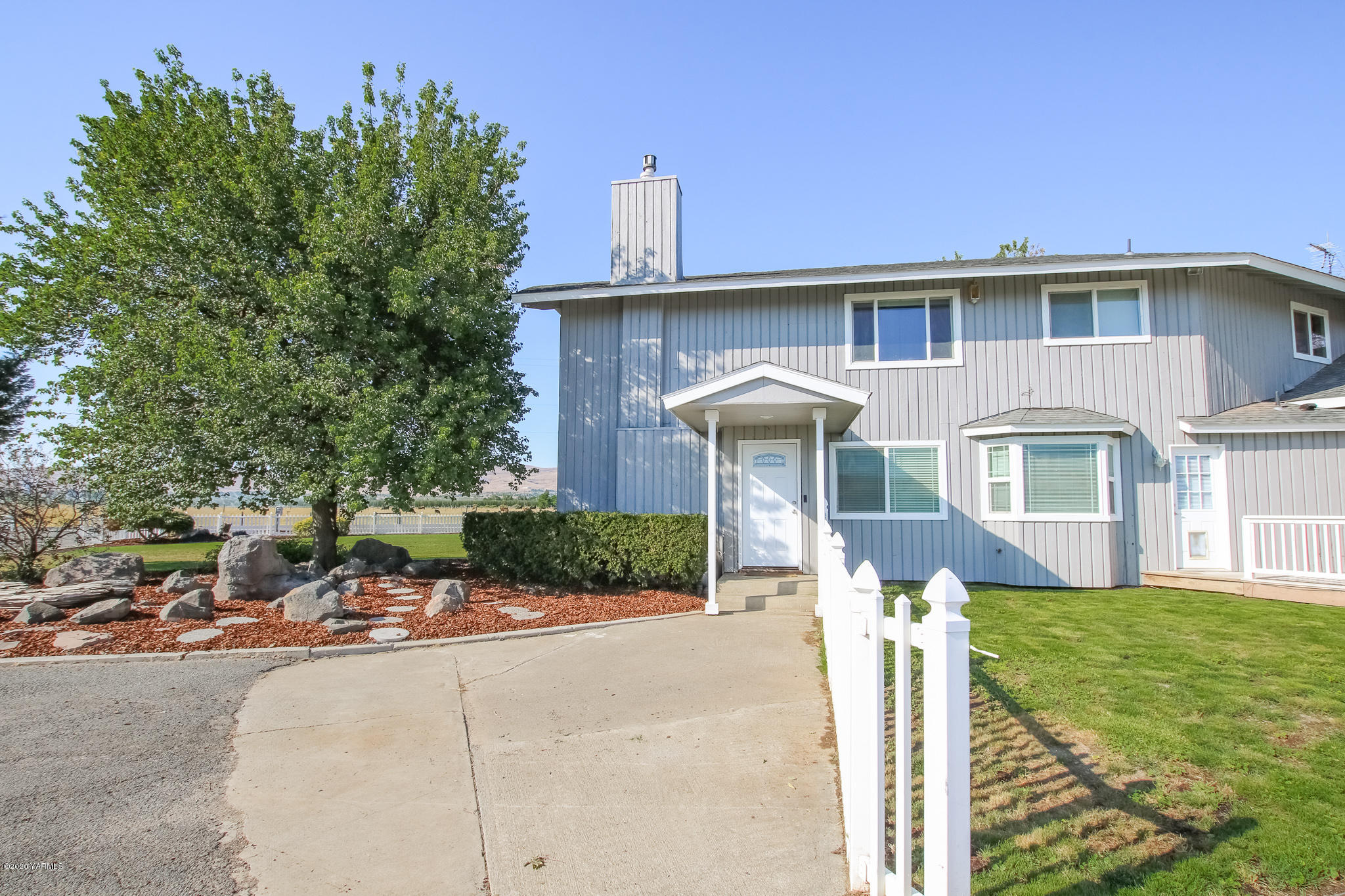 6608 Postma Road Yakima, WA 98901 - Photo 3 of 34 a front view of a house with garden