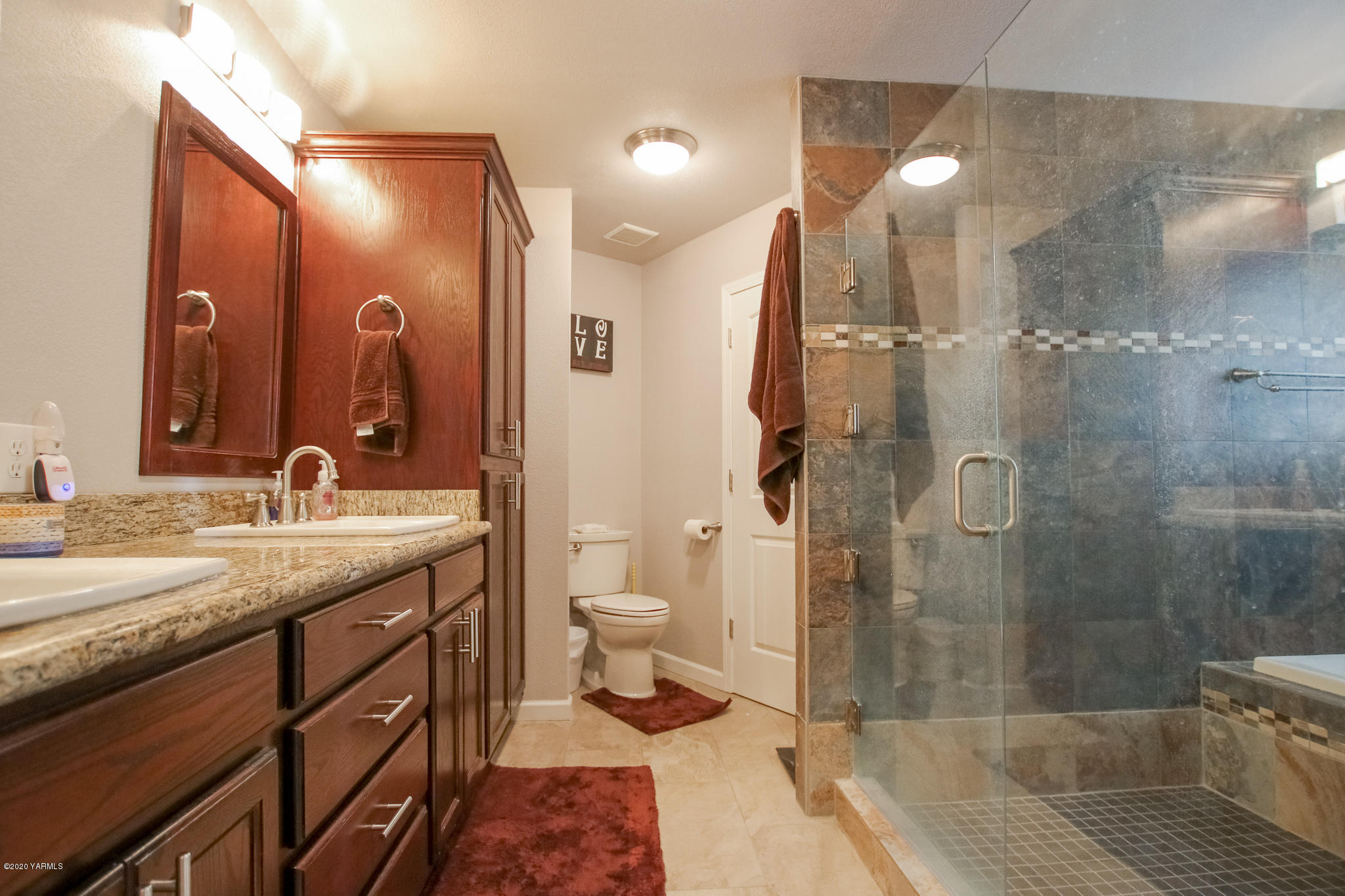 6608 Postma Road Yakima, WA 98901 - Photo 21 of 34 a bathroom with a sink a toilet and shower