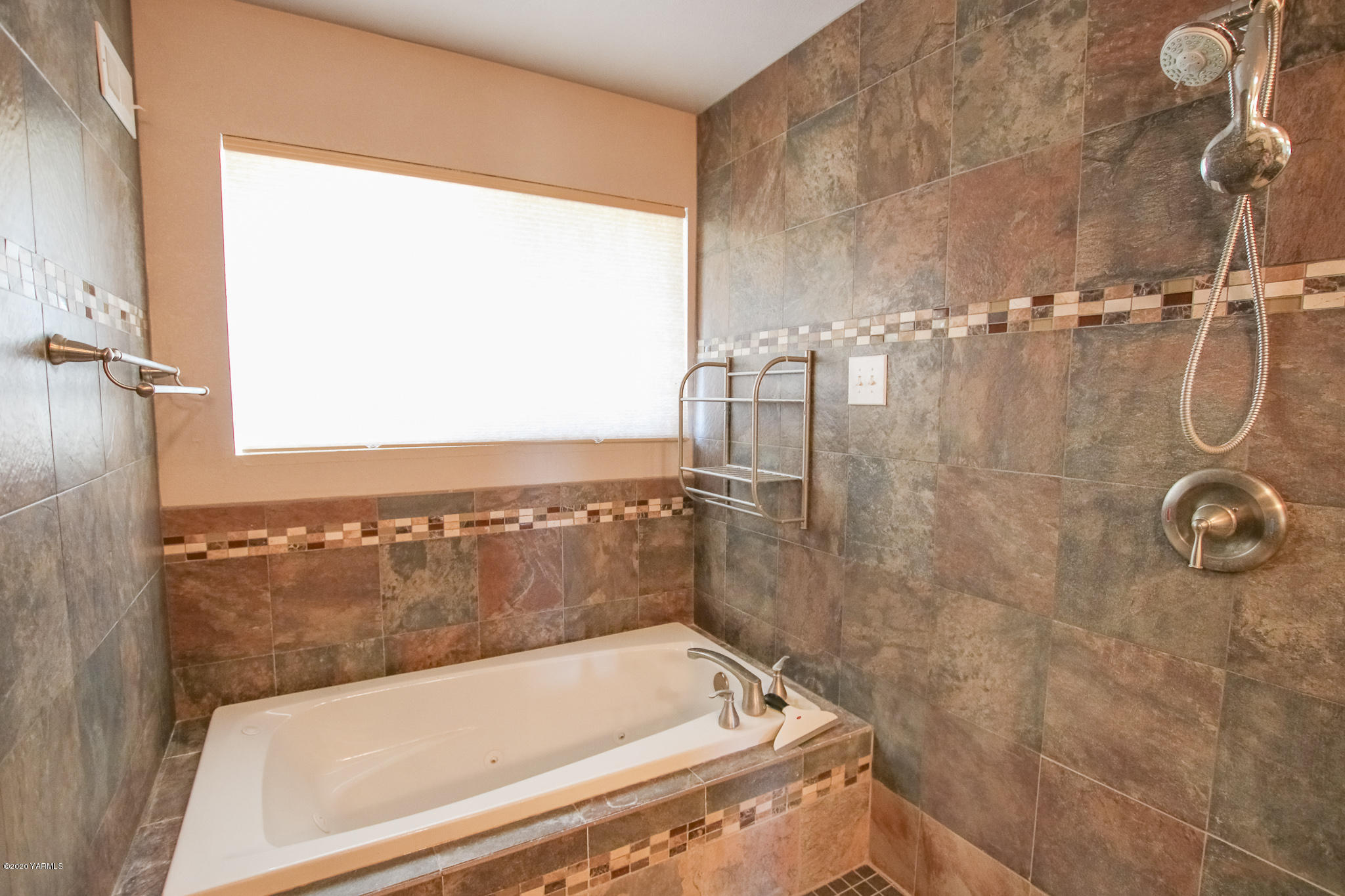 6608 Postma Road Yakima, WA 98901 - Photo 22 of 34 a bathroom with a bath tub and shower
