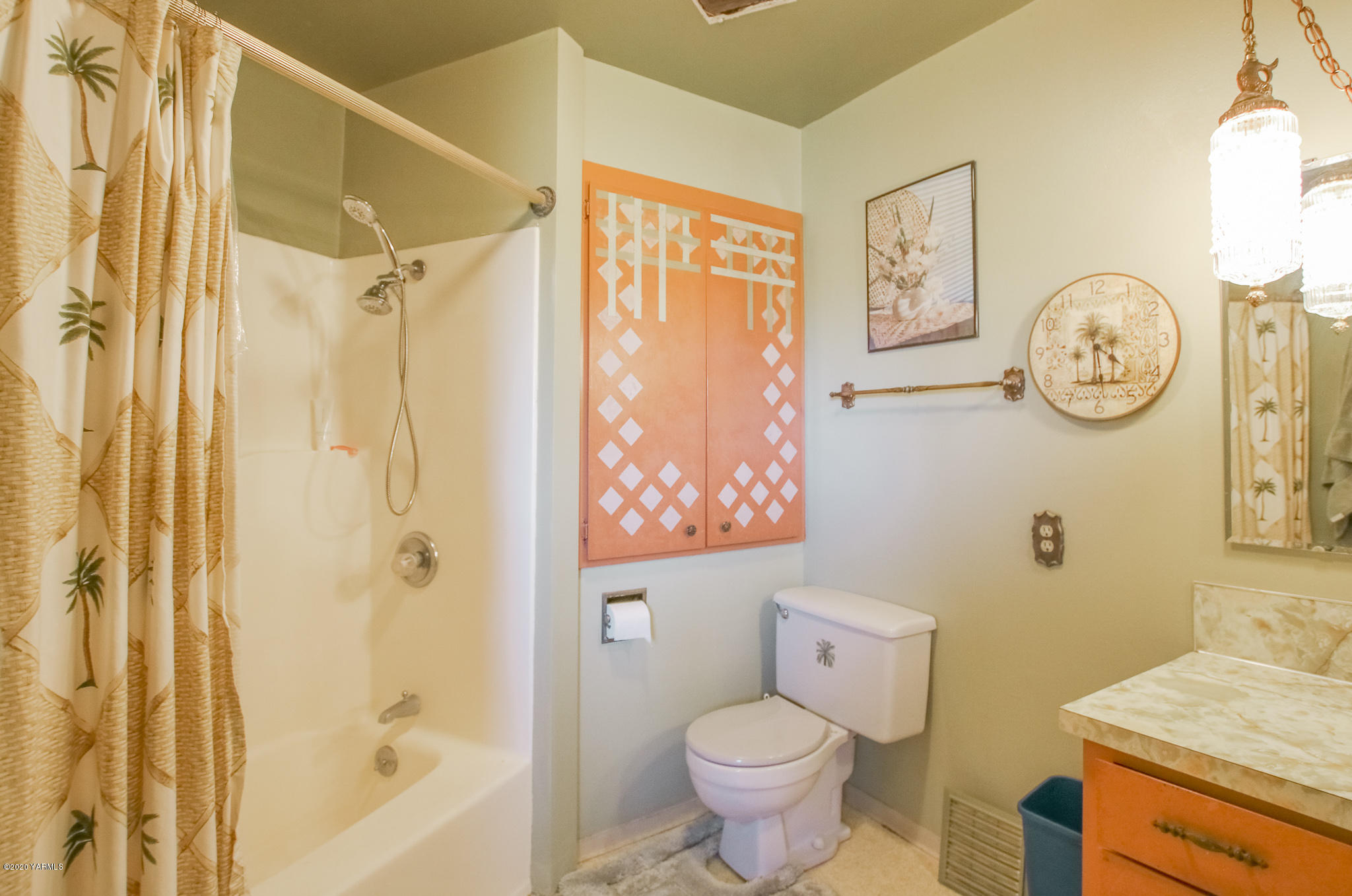 6608 Postma Road Yakima, WA 98901 - Photo 25 of 34 a bathroom with a toilet sink and shower