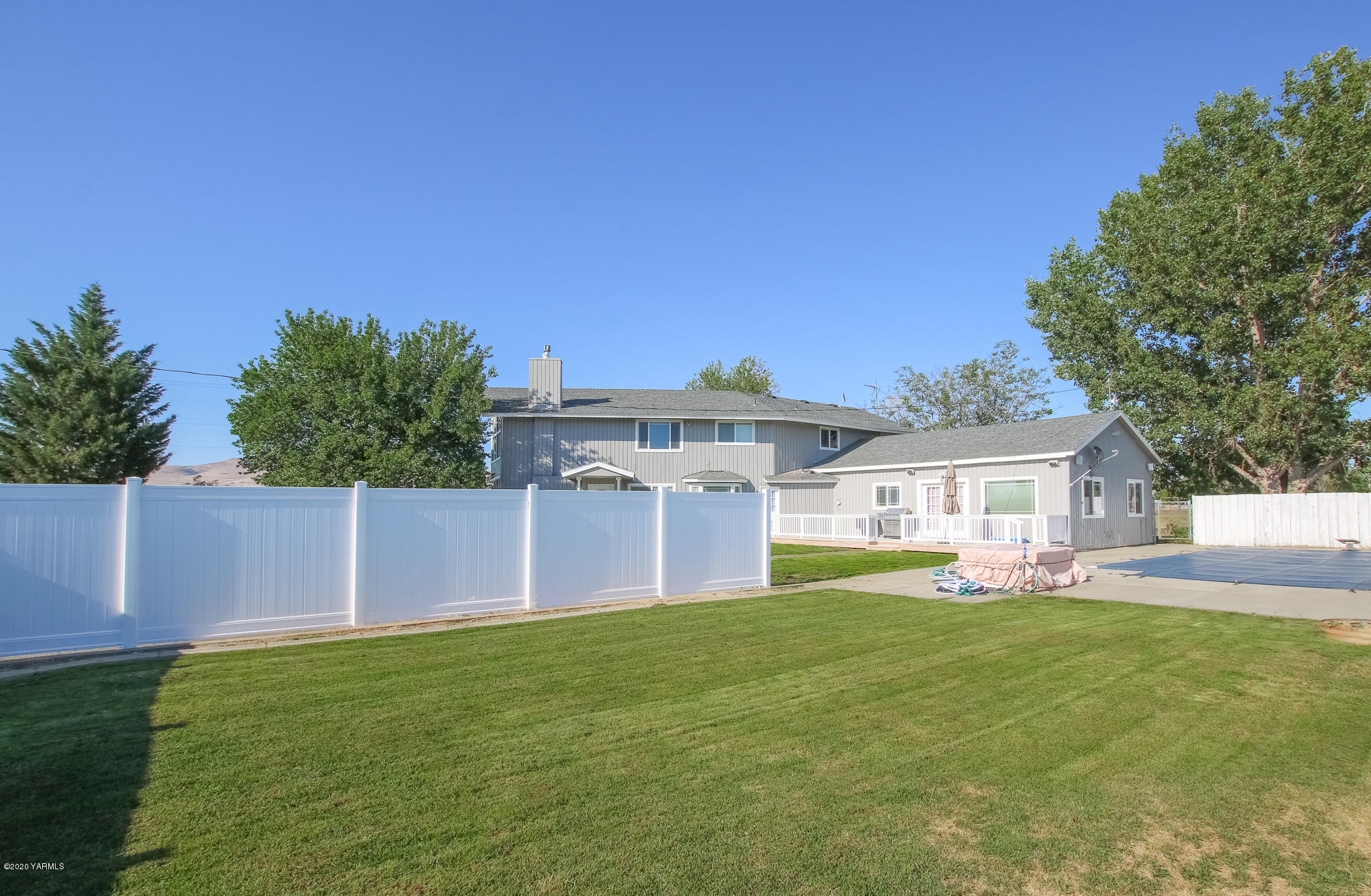 6608 Postma Road Yakima, WA 98901 - Photo 4 of 34 a view of a house with a yard and a tree