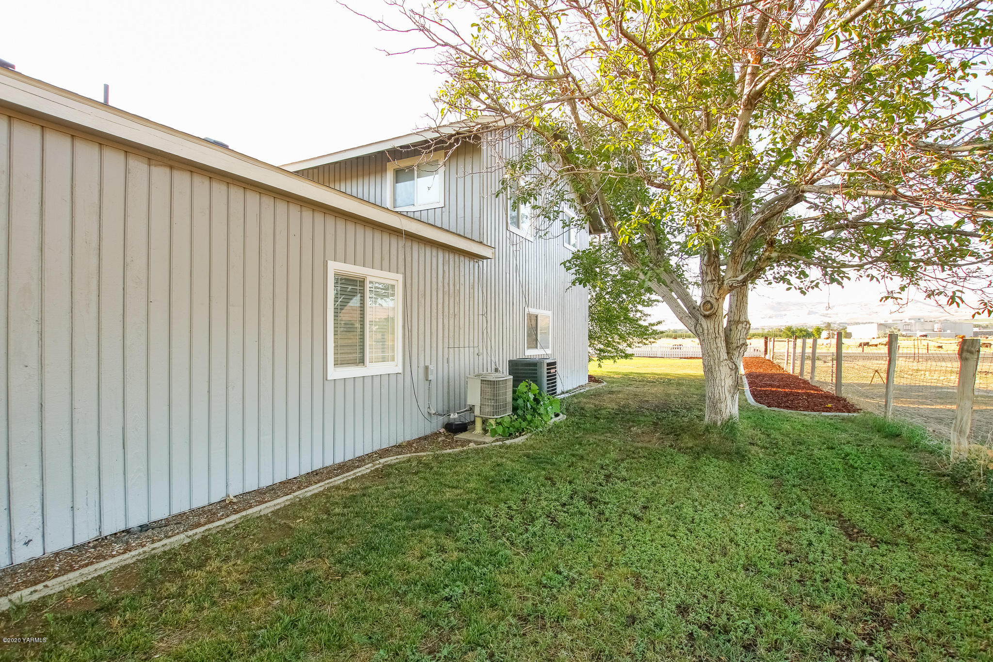 6608 Postma Road Yakima, WA 98901 - Photo 32 of 34 a backyard of a house with seating space