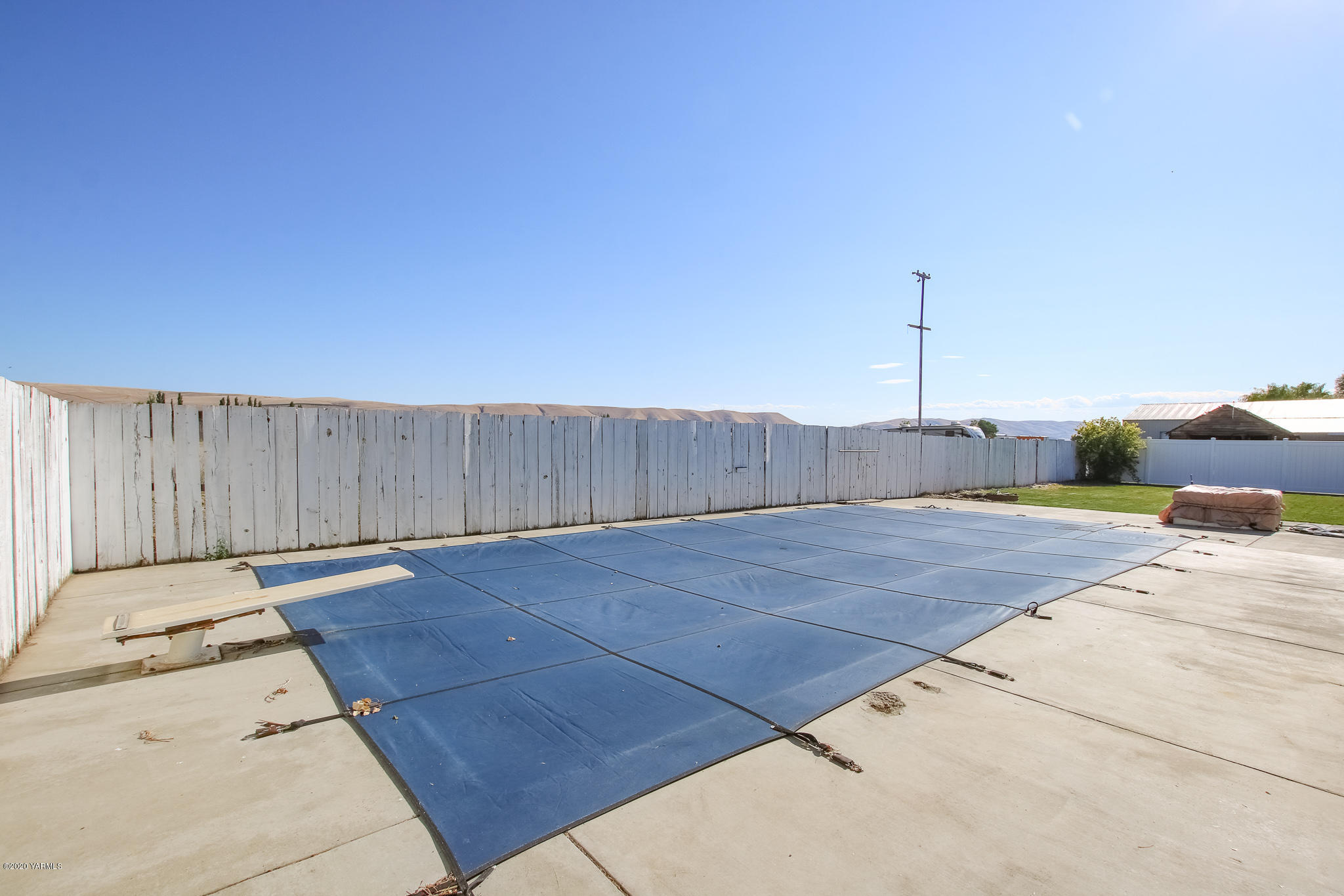 6608 Postma Road Yakima, WA 98901 - Photo 5 of 34 a view of a backyard