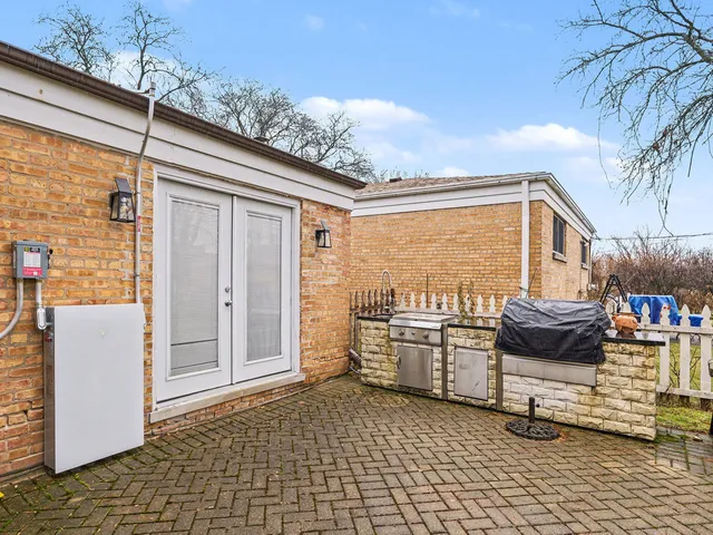 $500,000 | 9417 Lawler Avenue, Skokie, IL 60077